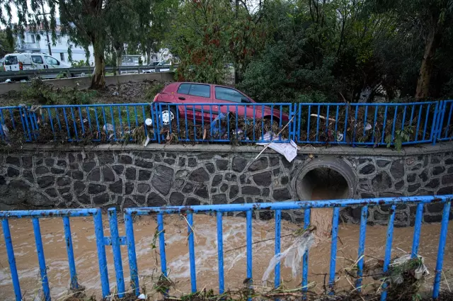 Selin vurduğu Foça'da durum gittikçe kötüleşiyor: Allah yardımcımız olsun Selin vurduğu Foça'da durum gittikçe kötüleşiyor: Allah yardımcımız olsun