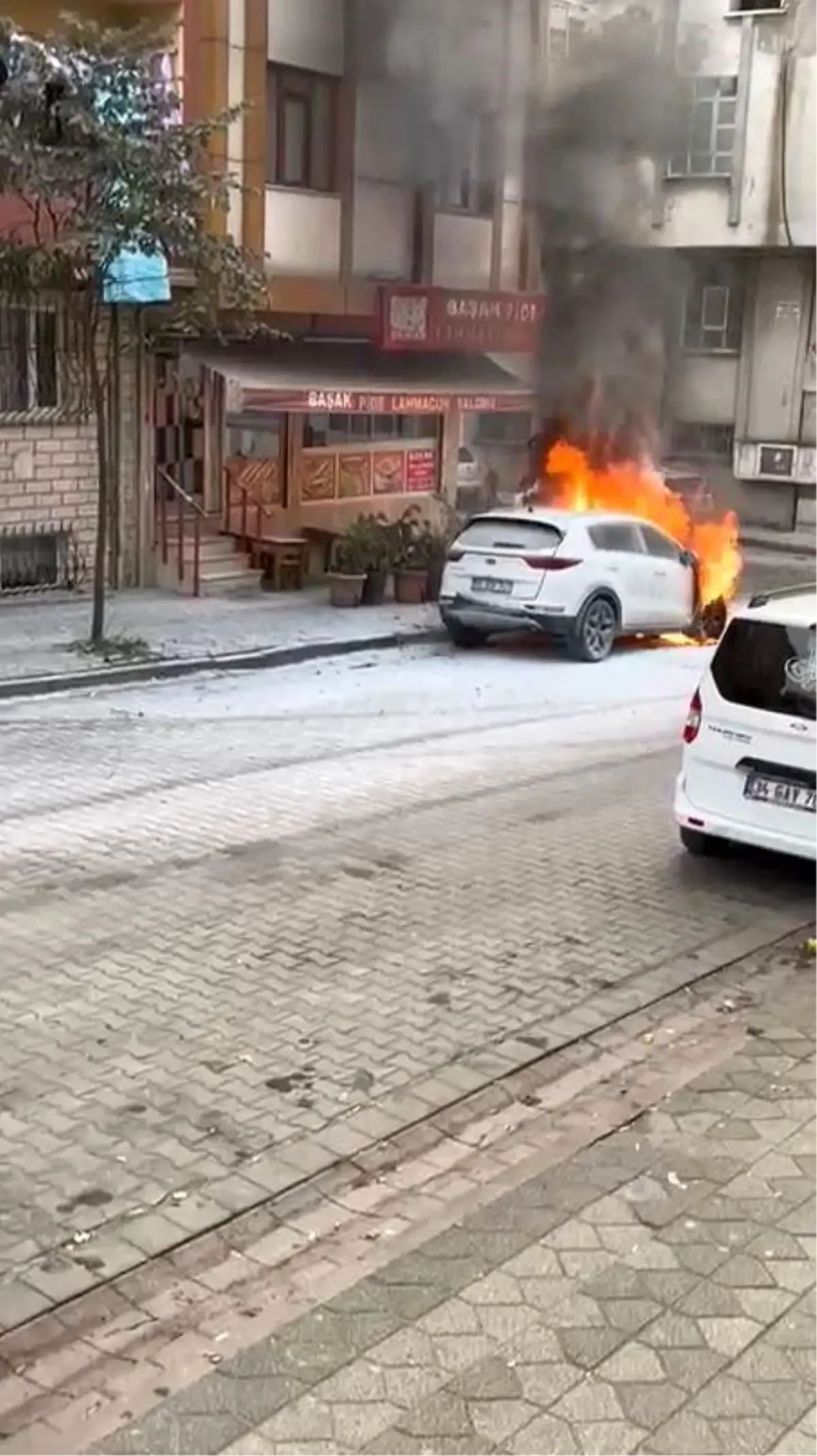 Sultangazi\'de Park Halindeki Araç Yangın Çıkardı