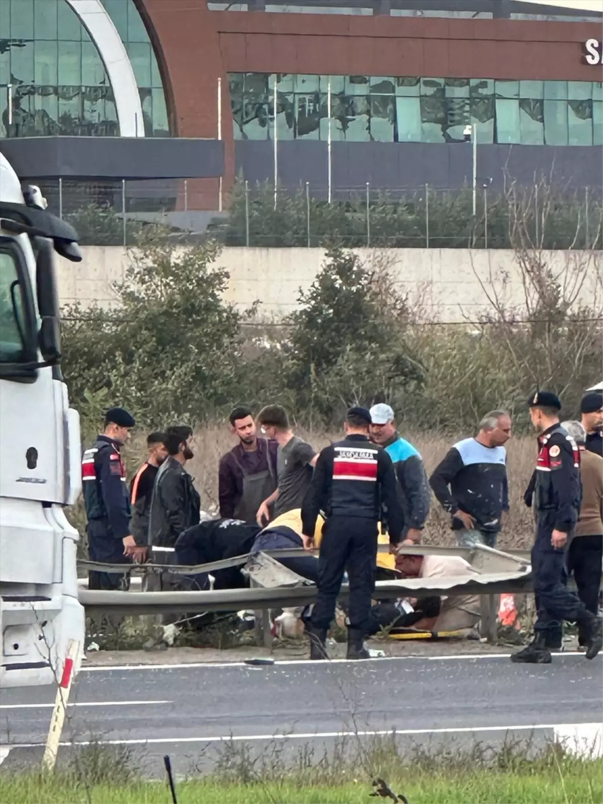 Kamyonet Bariyerlere Çarptı, Sürücü Ağır Yaralı