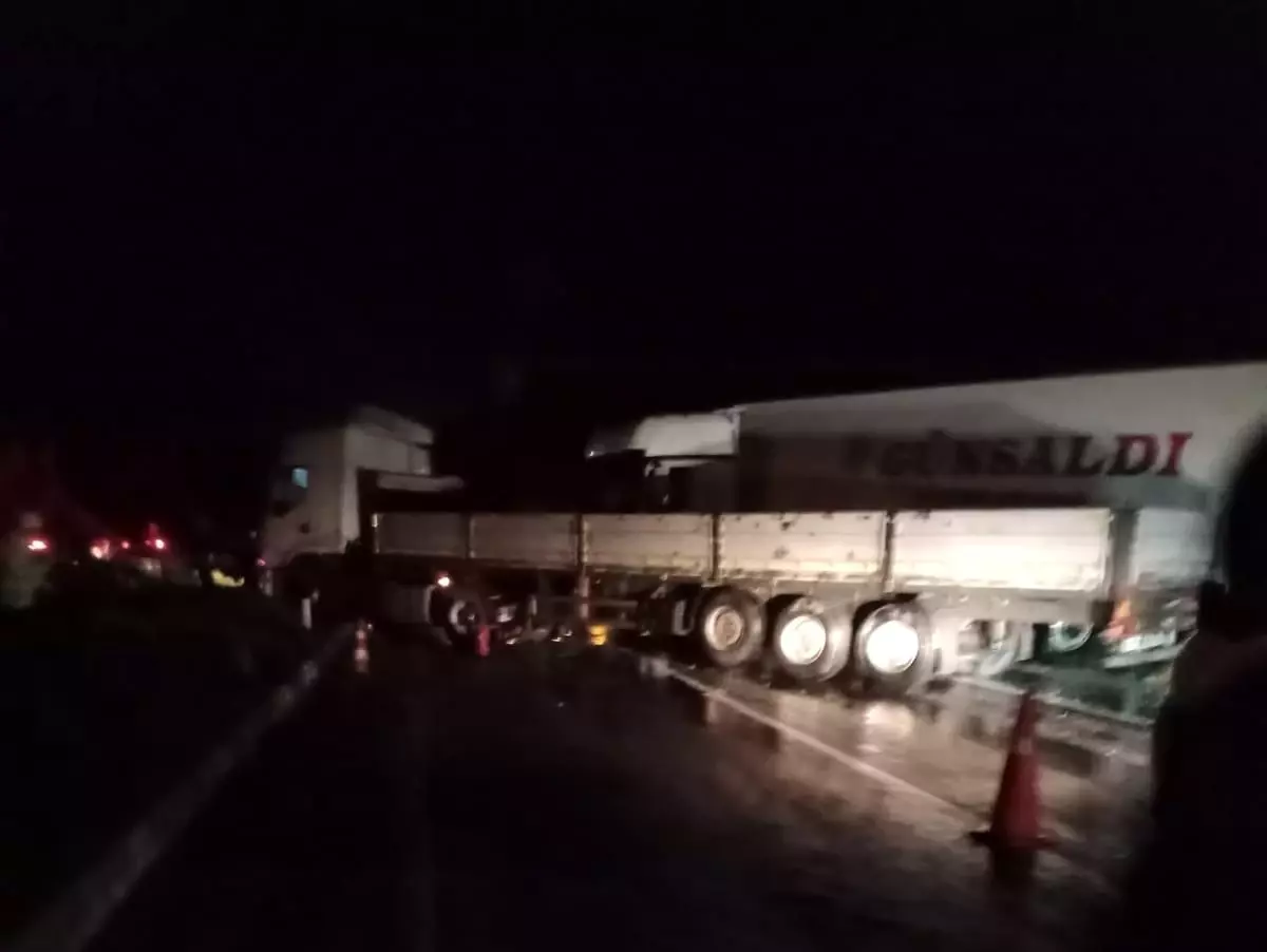 Buldan\'da Yağışlı Yolda Tır Kazası