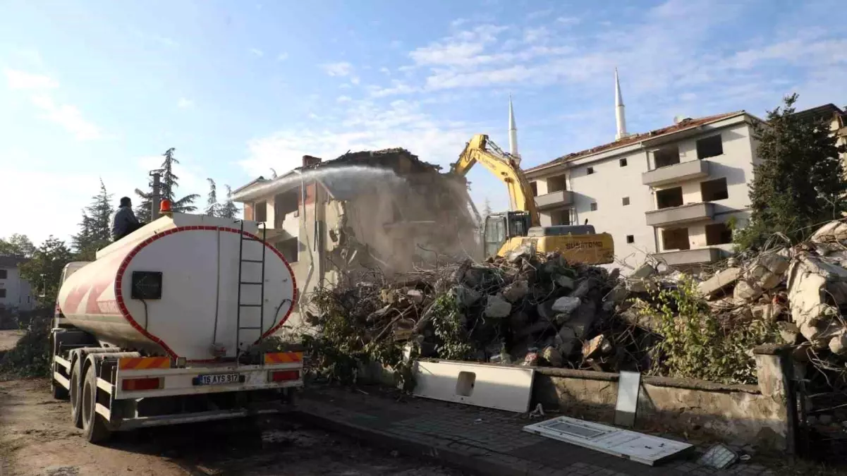 İnegöl\'de Kentsel Dönüşüm Projesi\'nde İkinci ve Üçüncü Etap Yıkım Çalışmaları Başladı
