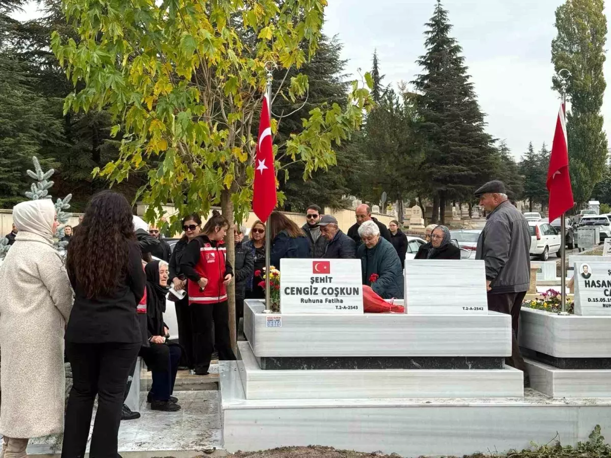 TUSAŞ\'a düzenlenen terör saldırısı şehitleri yıl dönümünde kabri başında anıldı