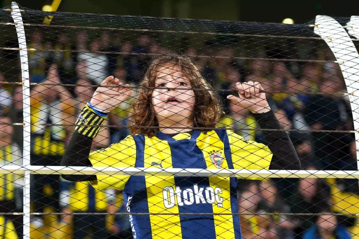 Fenerbahçe - Stuttgart Maçı Başladı