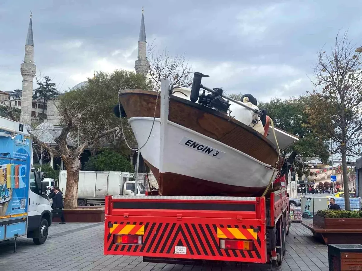 İstanbul\'da Yolcu Motoru Balıkçı Teknesine Çarptı