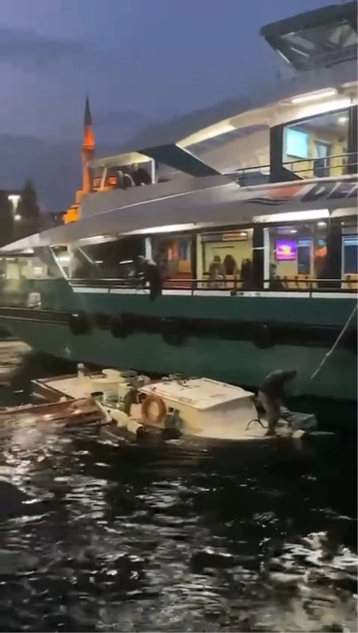 Üsküdar\'da Motor, Balıkçı Teknesine Çarptı