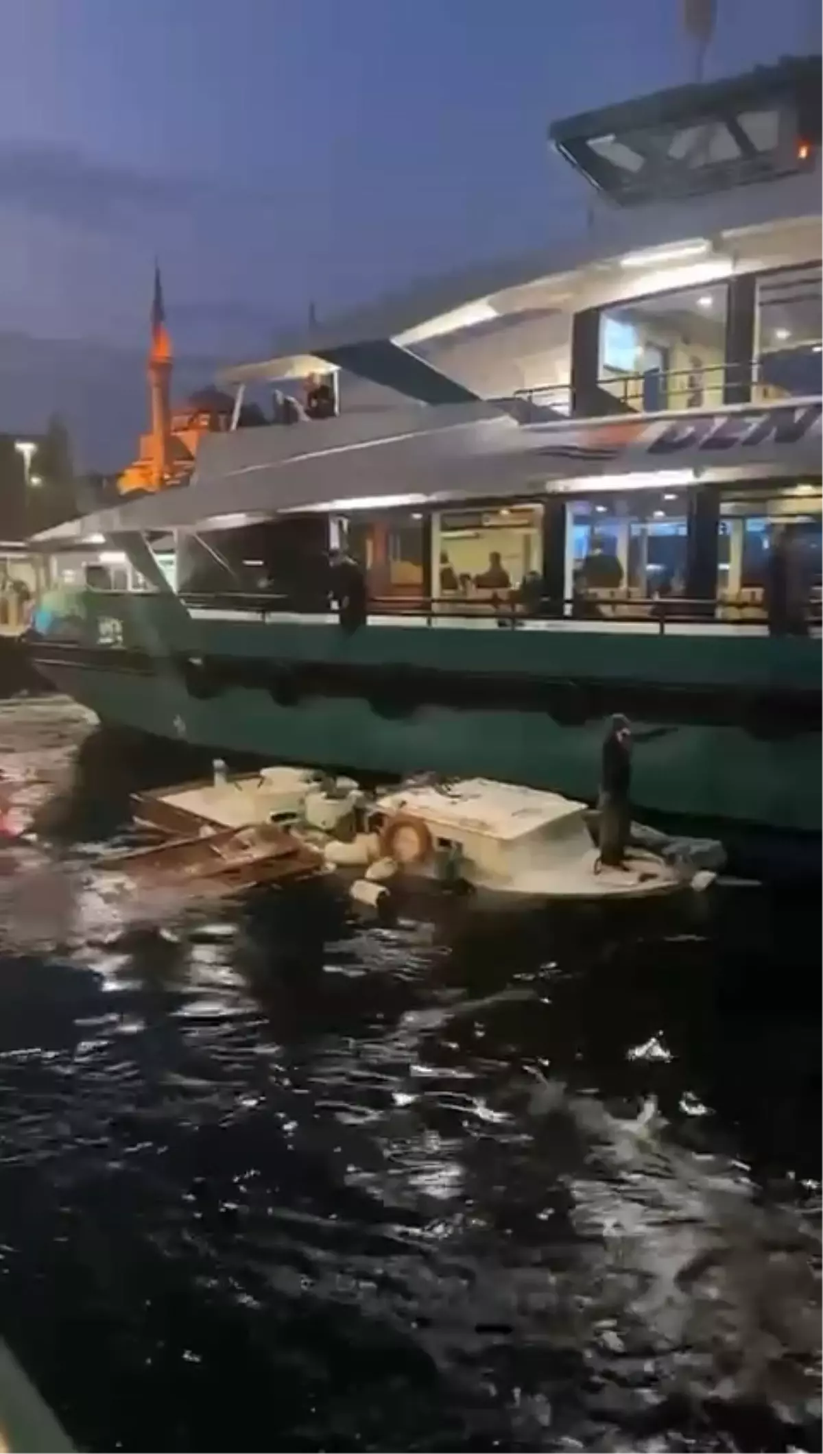 Üsküdar\'da yolcu motoru balıkçı teknesine çarptı