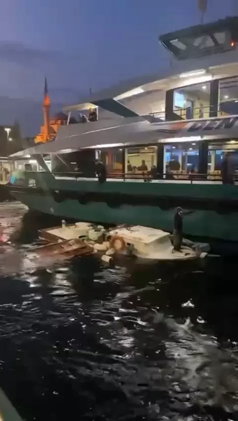 Üsküdar'da yolcu motoru balıkçı teknesine çarptı | Son Dakika