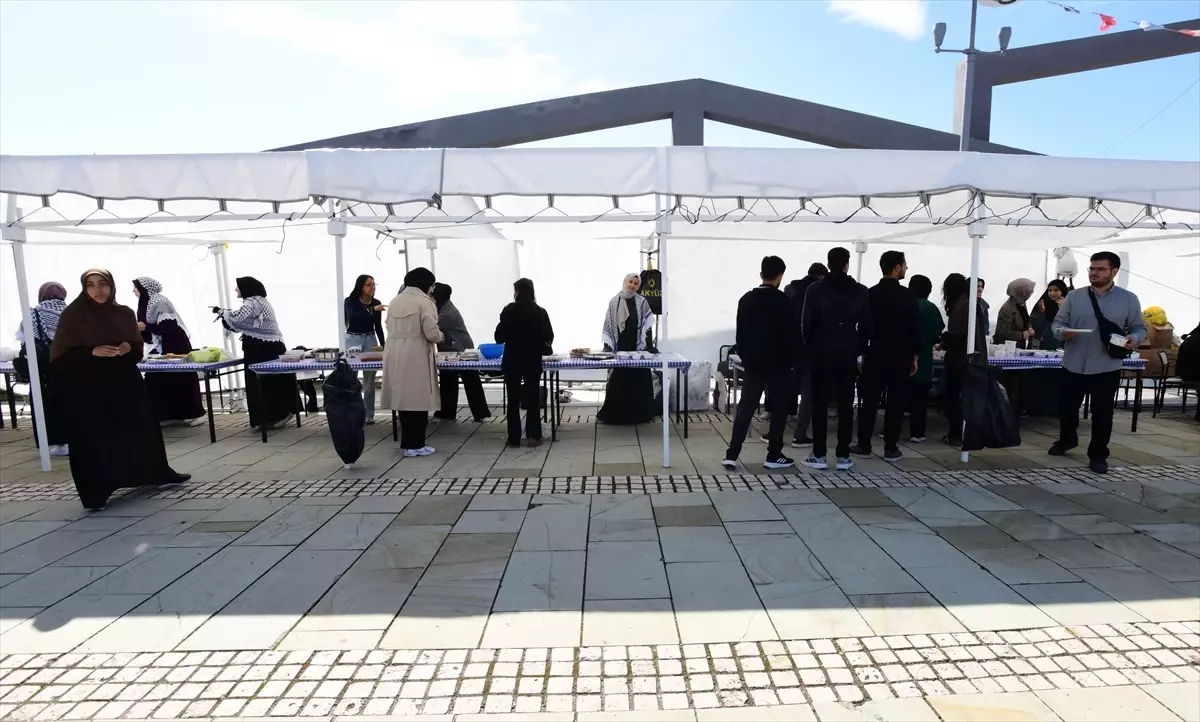 Van YYÜ\'de Gazze İçin Kermes Düzenlendi