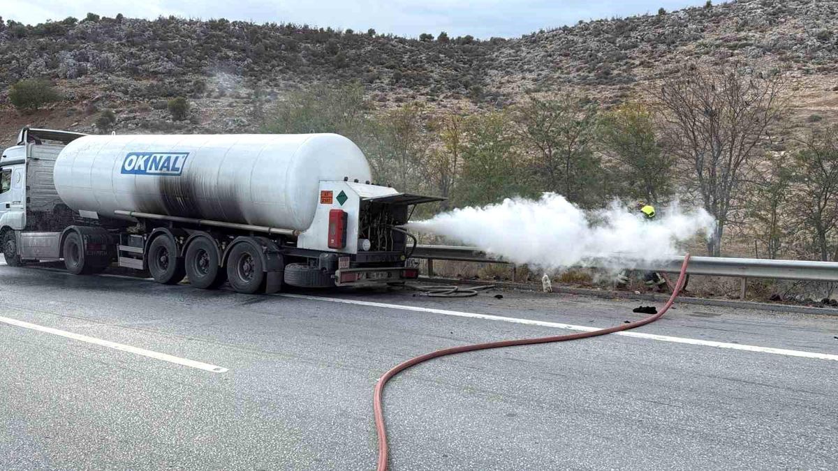 Mersin\'de Karbondioksit Tankerinde Yangın: Felaket Önlenildi