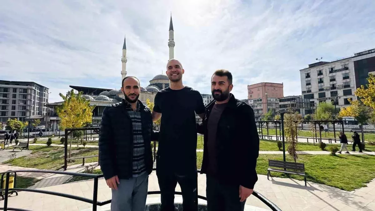 Amerikalı Seyyah Yüksekova\'da