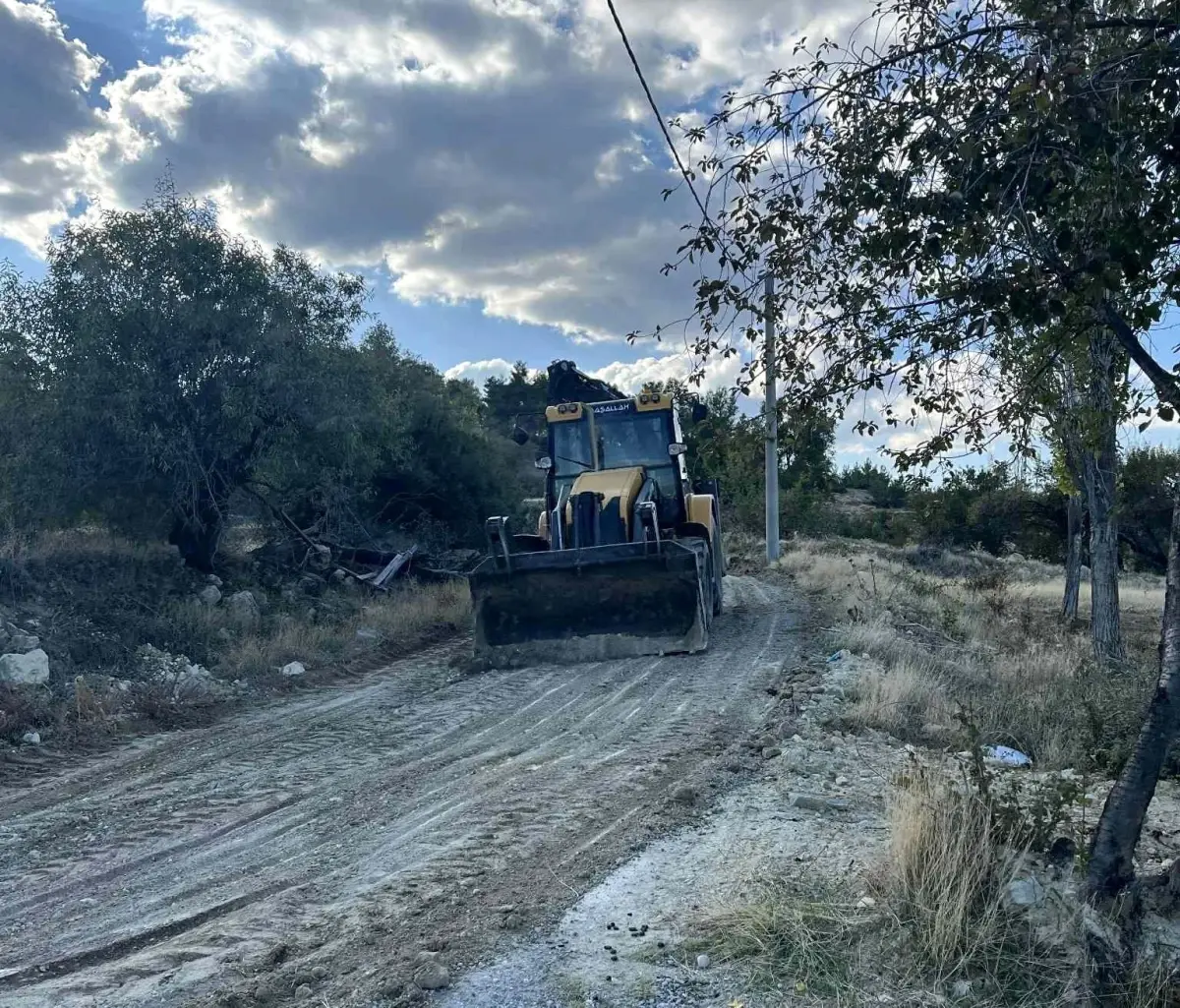 Denizli\'de Mahalleli Yolu Kendi İmkanlarıyla Düzeltti