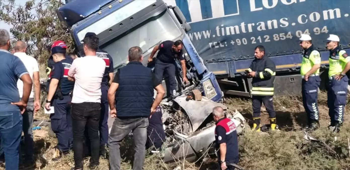 Ceyhan\'da Tırla Çarpışan Otomobilin Sürücüsü Hayatını Kaybetti