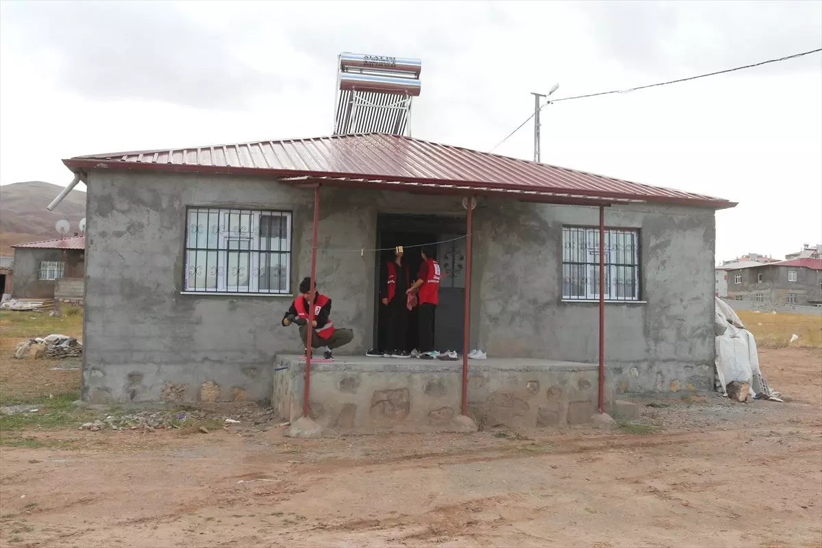 Gönüllüler Yaşlıyı Ziyaret Etti