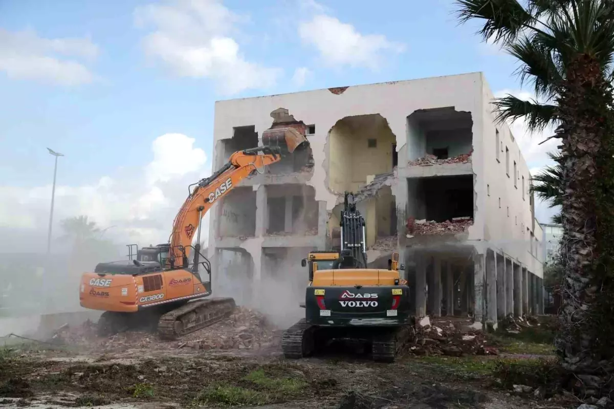 Aliağa\'da Gastronomi Merkezi İçin Yıkım Başladı