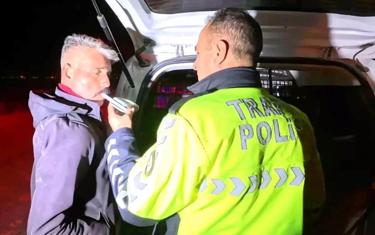Alkollü sürücü polisin sabrını sınadı, gazetecileri tehdit etti: Ağırlığımı göreceksin