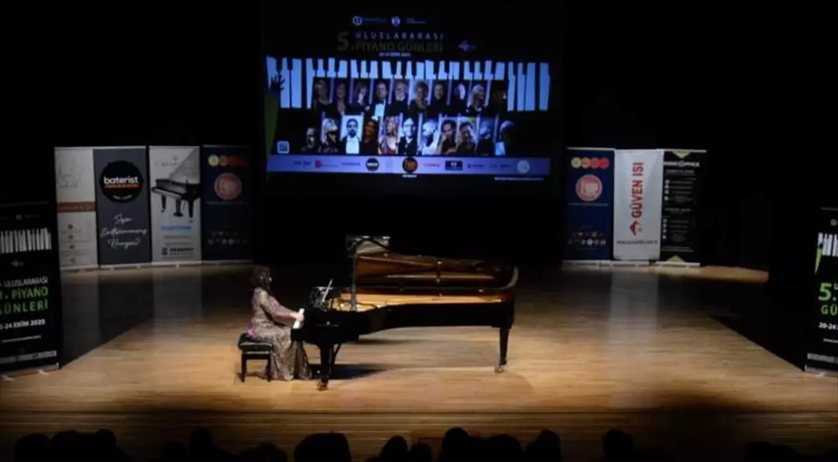 Uluslararası Piyano Günleri\'nde Tutu Aydınoğlu Performansı