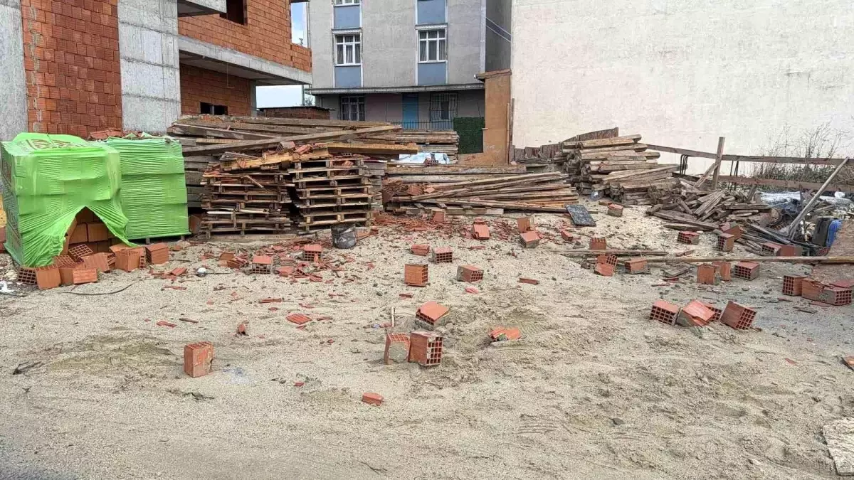 Arnavutköy\'de Rüzgar Çatıyı Uçurdu