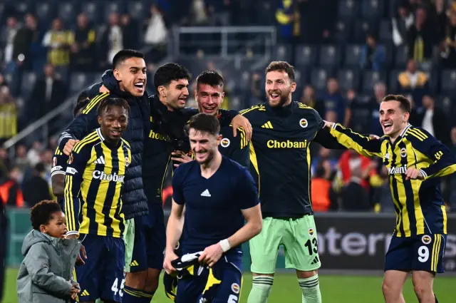 Atılan manşetleri görmeniz lazım! Bütün ülke Fenerbahçe'yi konuşuyor