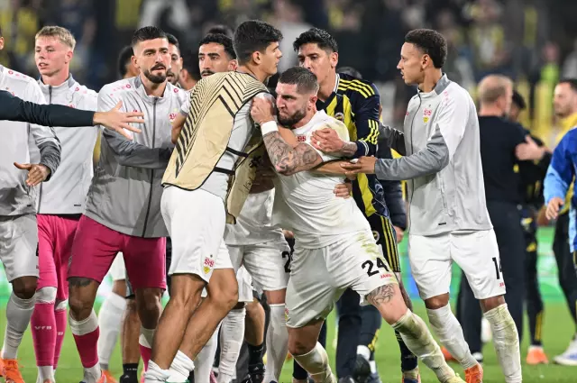 Atılan manşetleri görmeniz lazım! Bütün ülke Fenerbahçe'yi konuşuyor Atılan manşetleri görmeniz lazım! Bütün ülke Fenerbahçe'yi konuşuyor