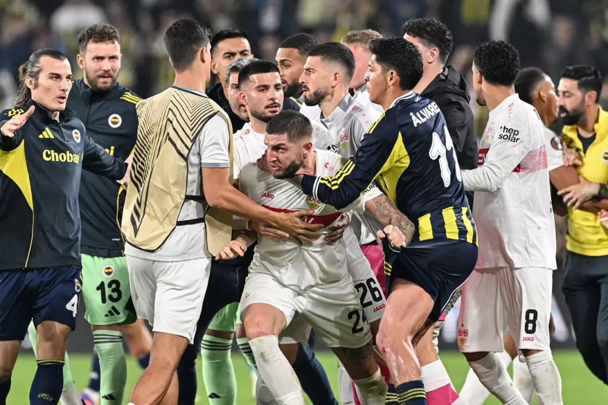 Atılan manşetleri görmeniz lazım! Bütün ülke Fenerbahçe\'yi konuşuyor