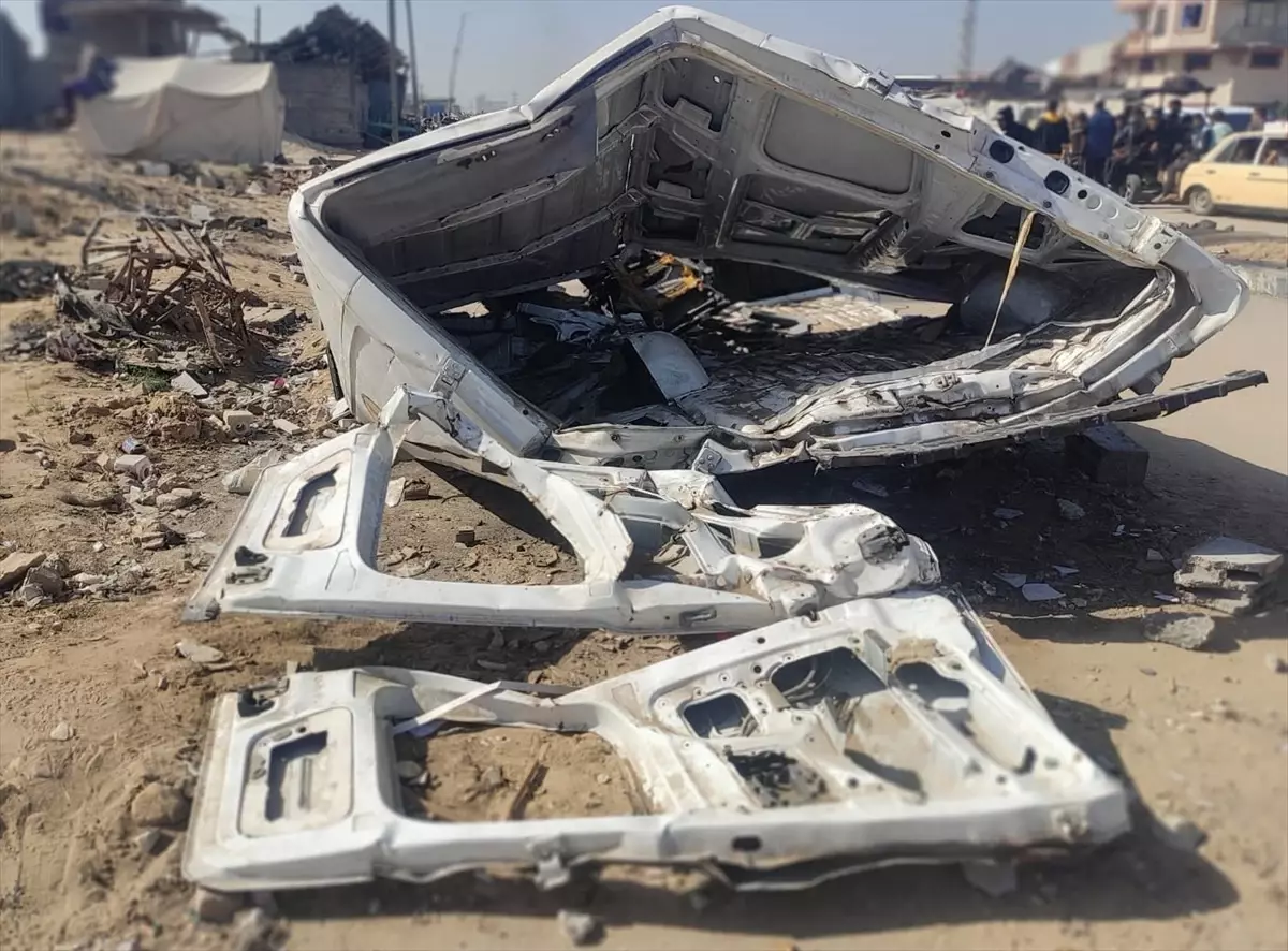 İsrail, Gazze\'deki Ambulansı Vurdu