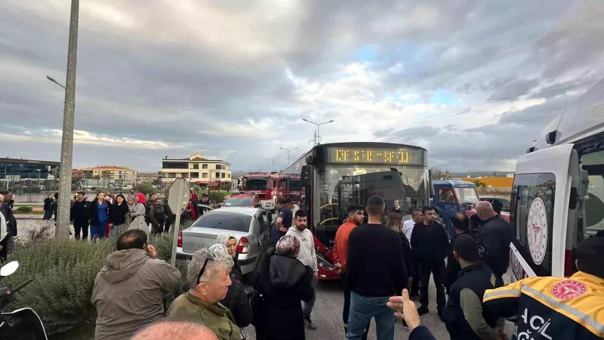 Ayvalık\'ta Halk Otobüsü ve Otomobil Çarpıştı: 2 Yaralı