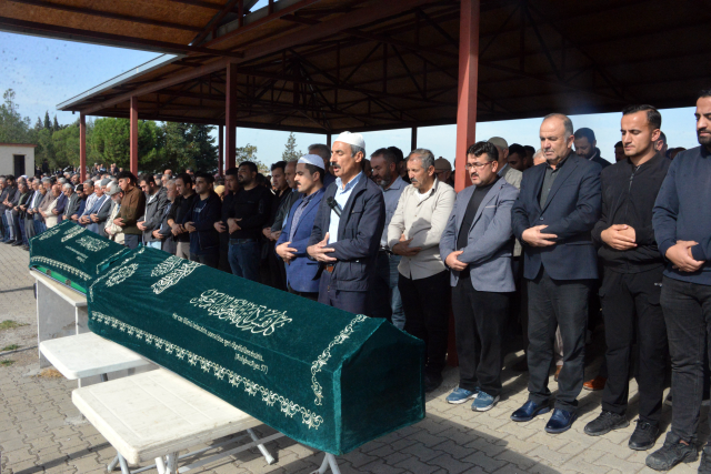 Babasının öldürdüğü annesinin tabutunu taşıdı Babasının öldürdüğü annesinin tabutunu taşıdı