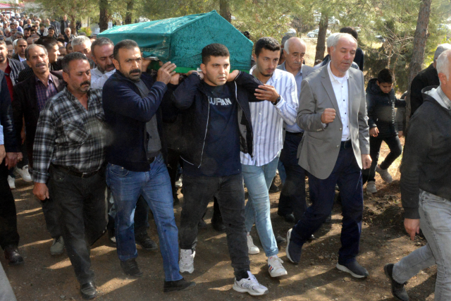 Babasının öldürdüğü annesinin tabutunu taşıdı Babasının öldürdüğü annesinin tabutunu taşıdı