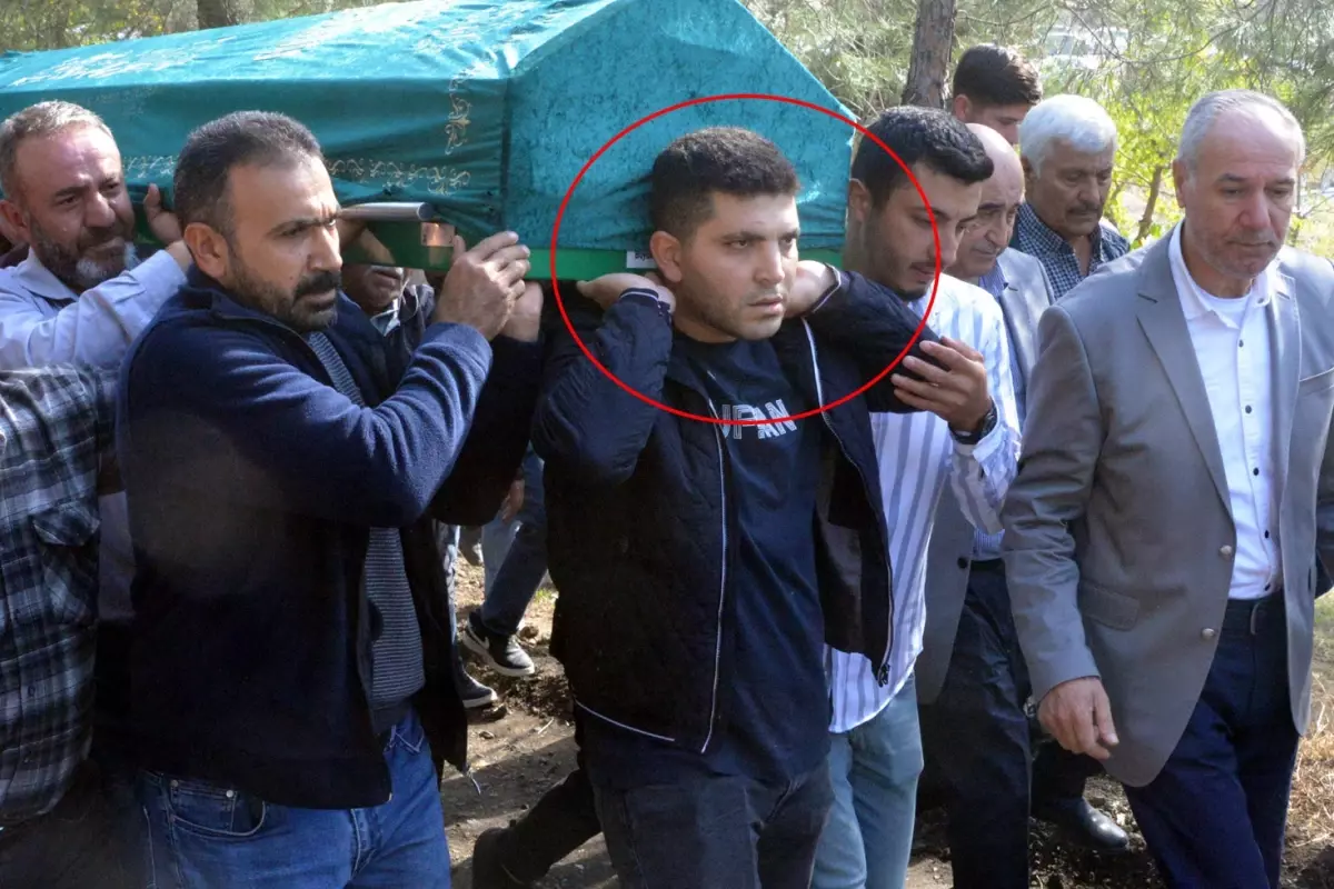 Babasının öldürdüğü annesinin tabutunu taşıdı