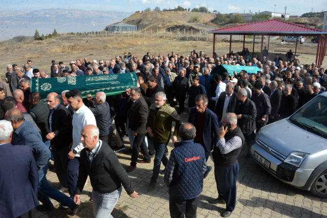 Babasının öldürdüğü annesinin tabutunu taşıdı Babasının öldürdüğü annesinin tabutunu taşıdı