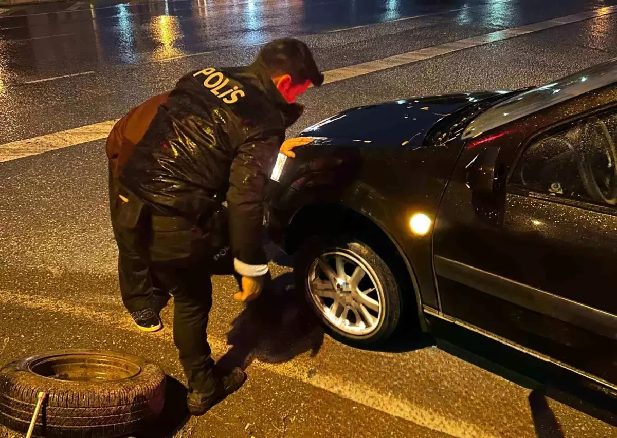 Yaşlı Sürücüye Polis Yardımı