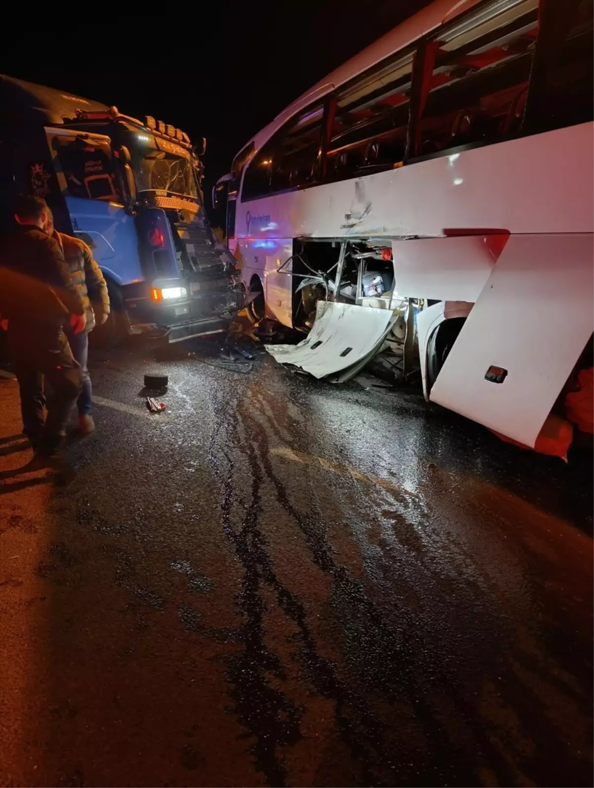 Bozüyük\'te Tur Otobüsü ile Tır Çarpıştı