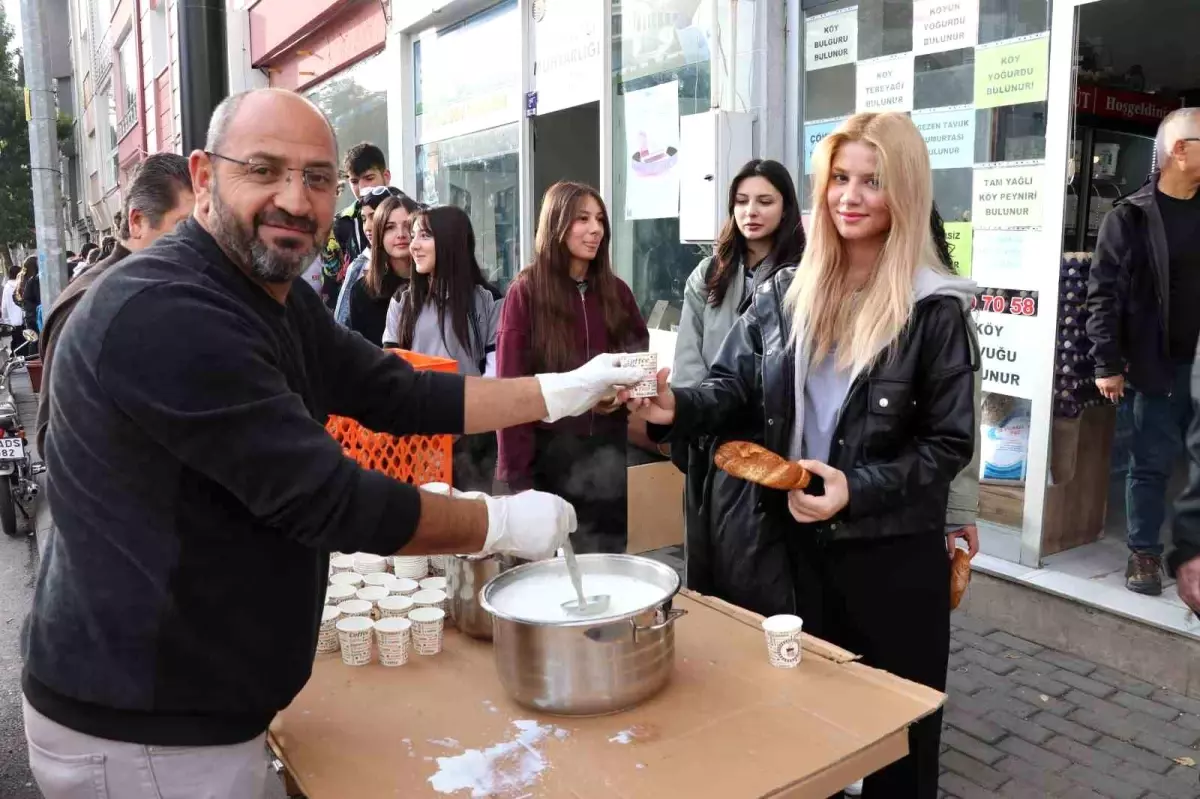 Sivas\'ta Öğrencilere Sıcak Süt İkramı