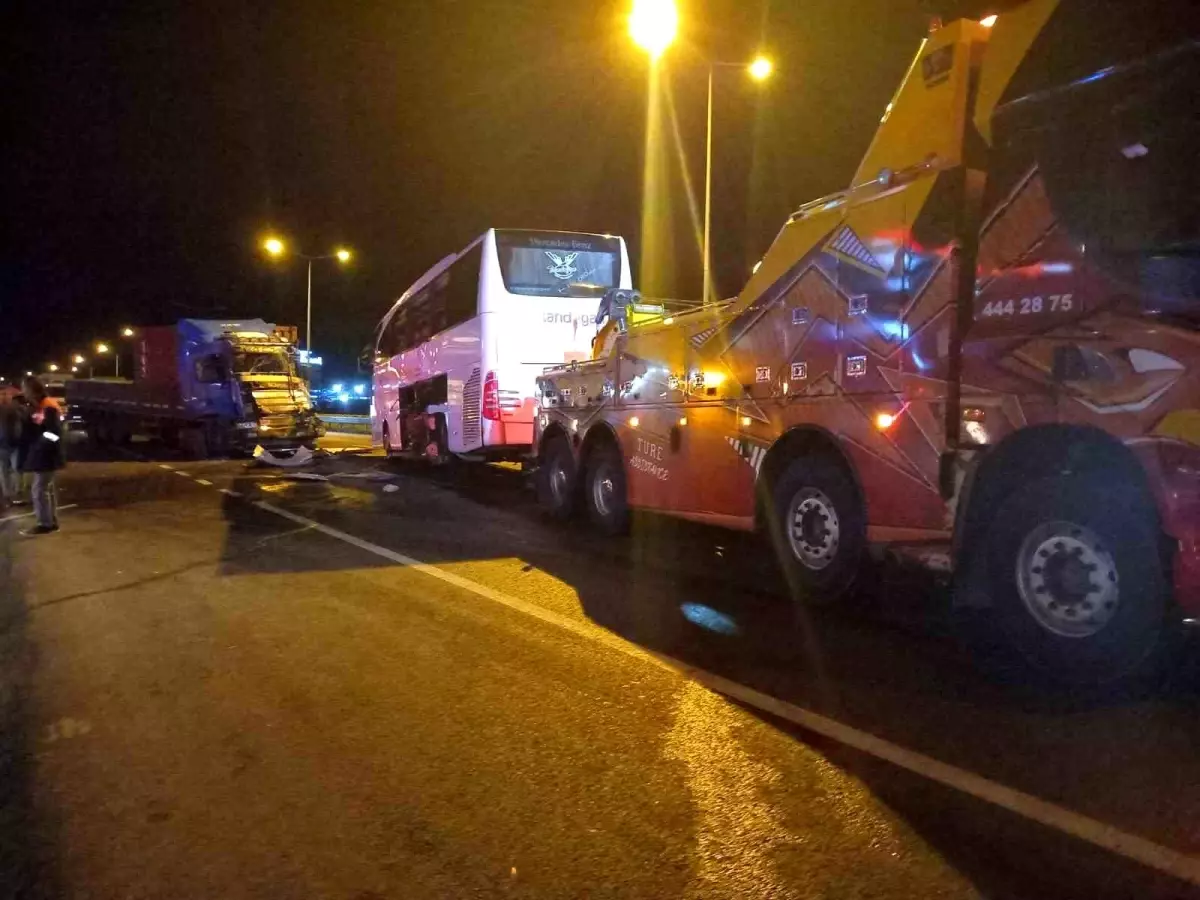 Bozüyük\'te Otobüs ile Tır Çarpıştı: 20 Yaralı