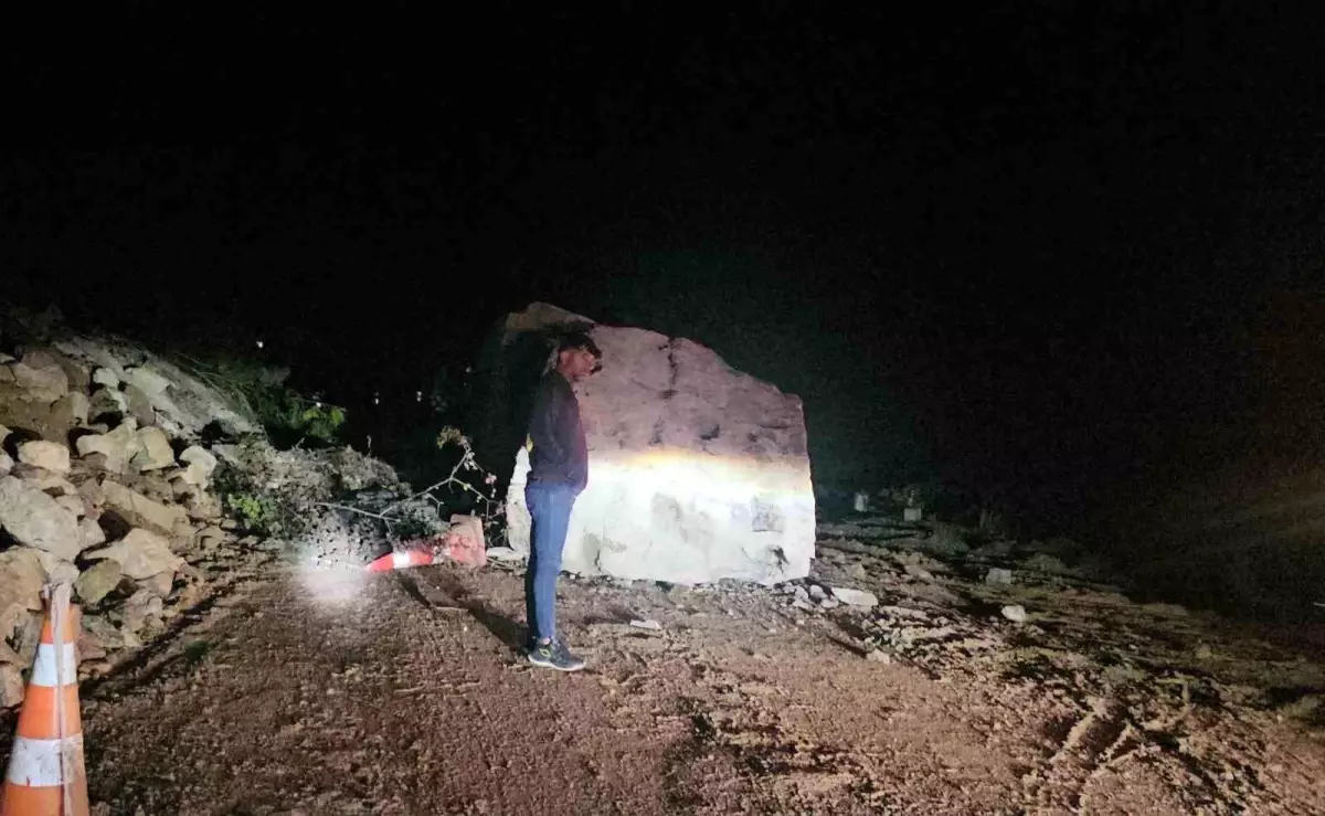 Dev Kaya Yolu Kapattı