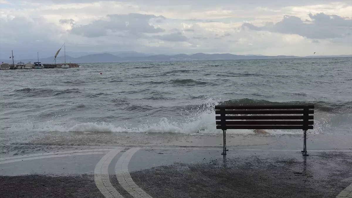 Edremit\'te Lodos Sebebiyle İki Balıkçı Teknesi Battı