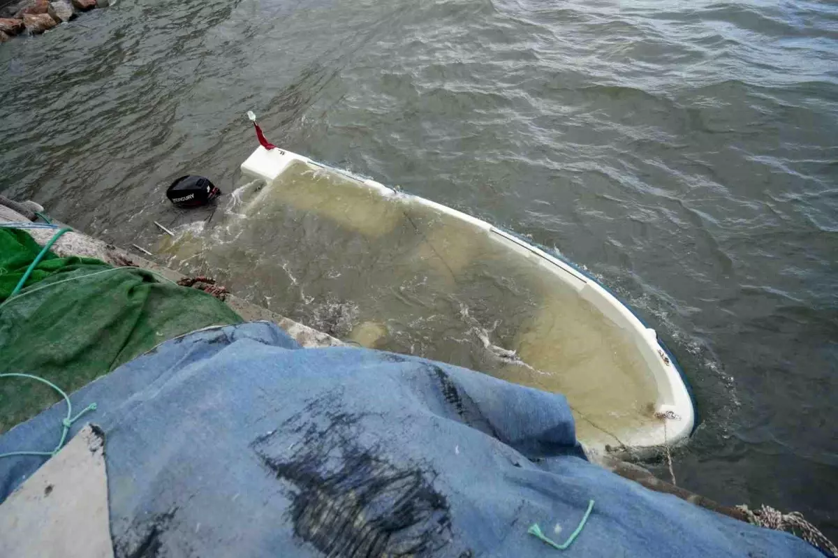 Balıkesir\'de Lodos Fırtınası Balıkçı Tekenelerini Batırdı