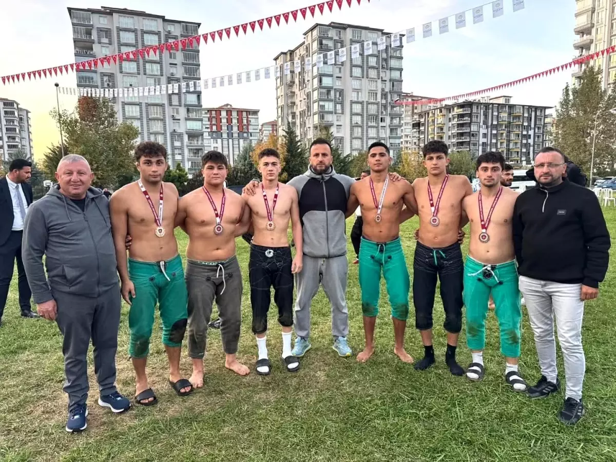 İlkadım Belediyespor Güreş Takımı, Malatya\'da 6 Dereceyle Döndü