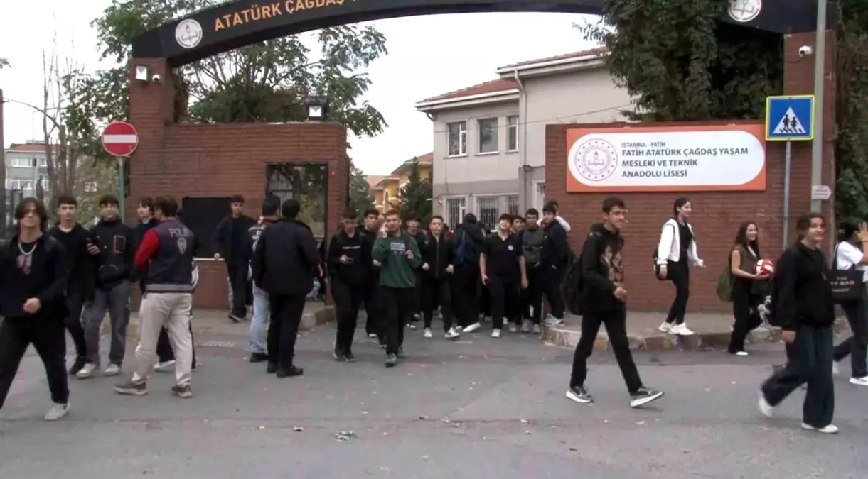 İstanbul\'da Okullar Gök Gürültülü Yağış Nedeniyle Tatil Edildi