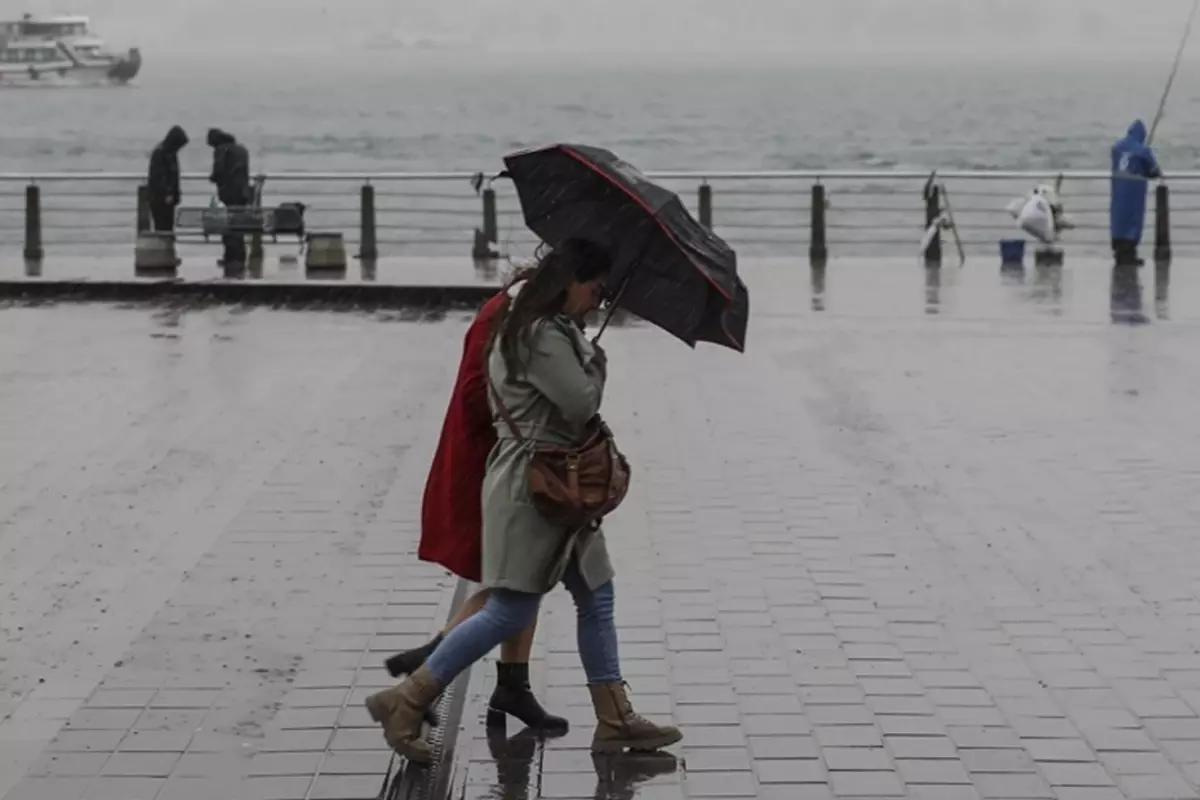 İstanbul\'da okullar saat 16.00\'dan itibaren tatil edildi