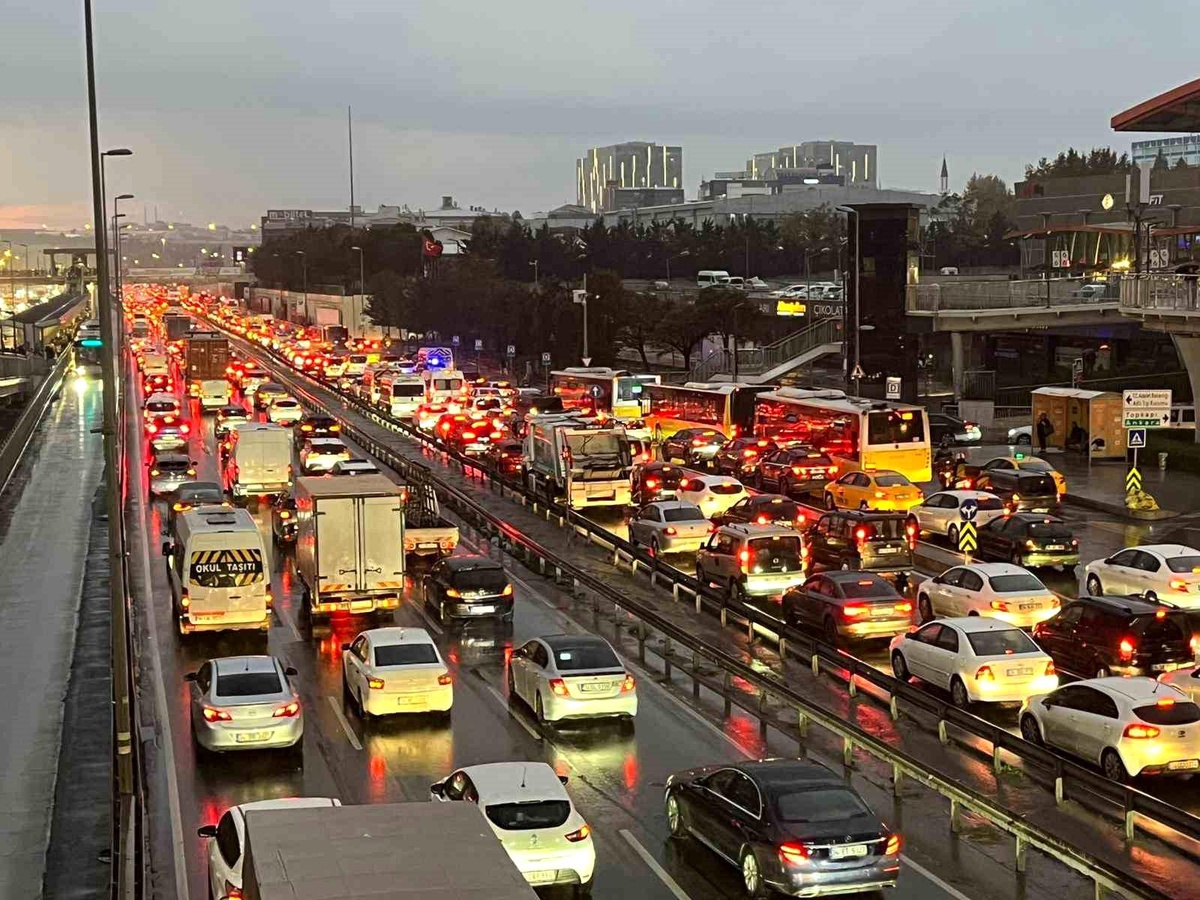 İstanbul\'da Yağmur Trafiği Felç Etti: Yoğunluk Yüzde 81\'e Ulaştı