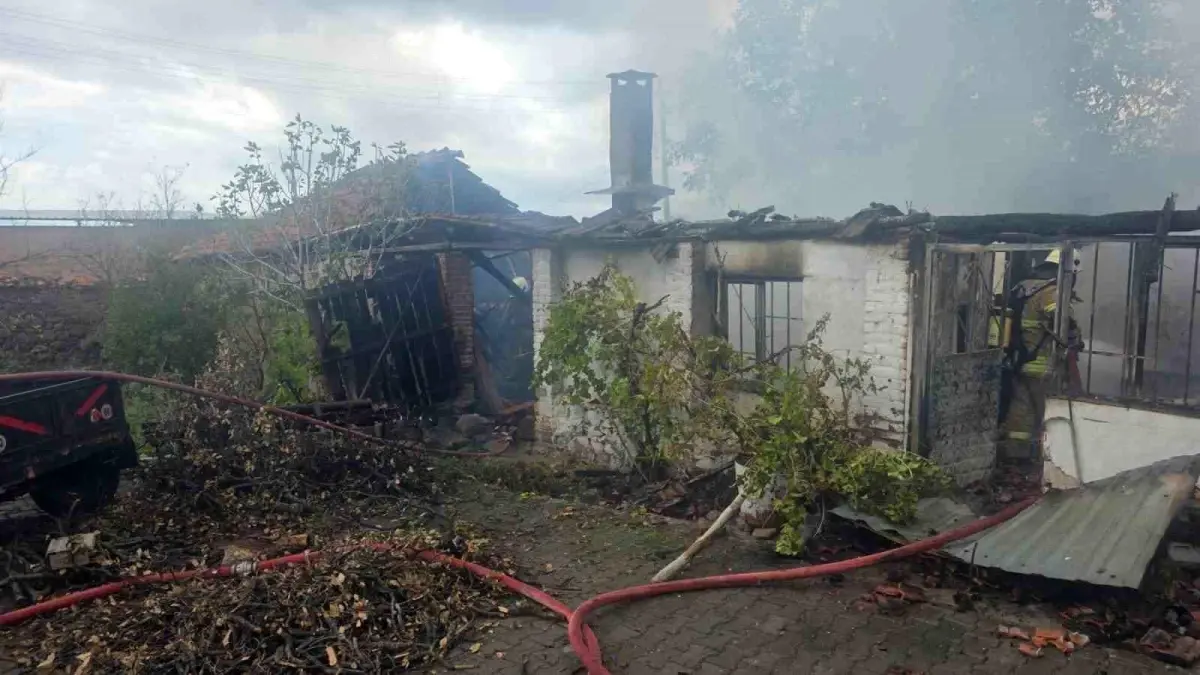 Bergama\'da Yangın: 91 Yaşındaki Kadın Hayatını Kaybetti