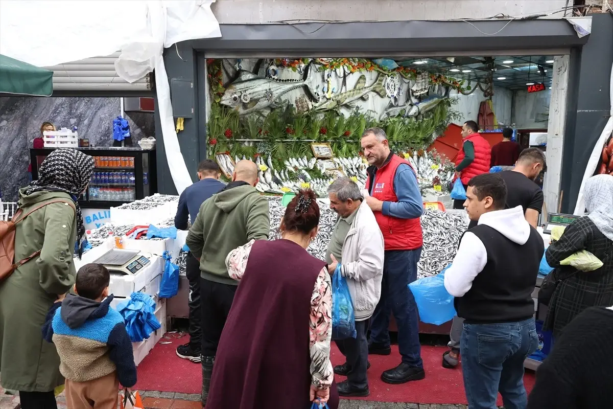 Hamsi Fiyatları Düşüyor, Tezgahlar Dolup Taşıyor