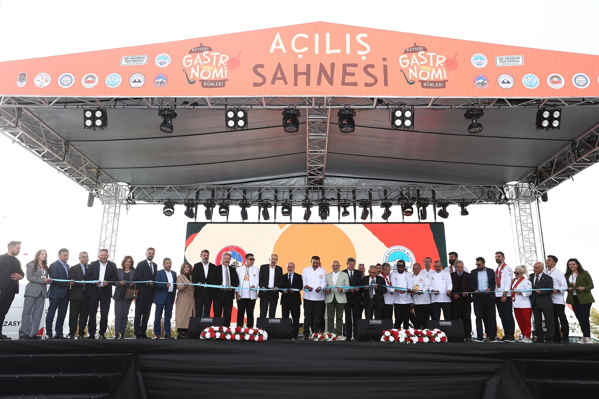 Kayseri Gastronomi Günleri\'nde 1 Ton Pastırmalı Gömeç Kuru Fasulye Dağıtıldı