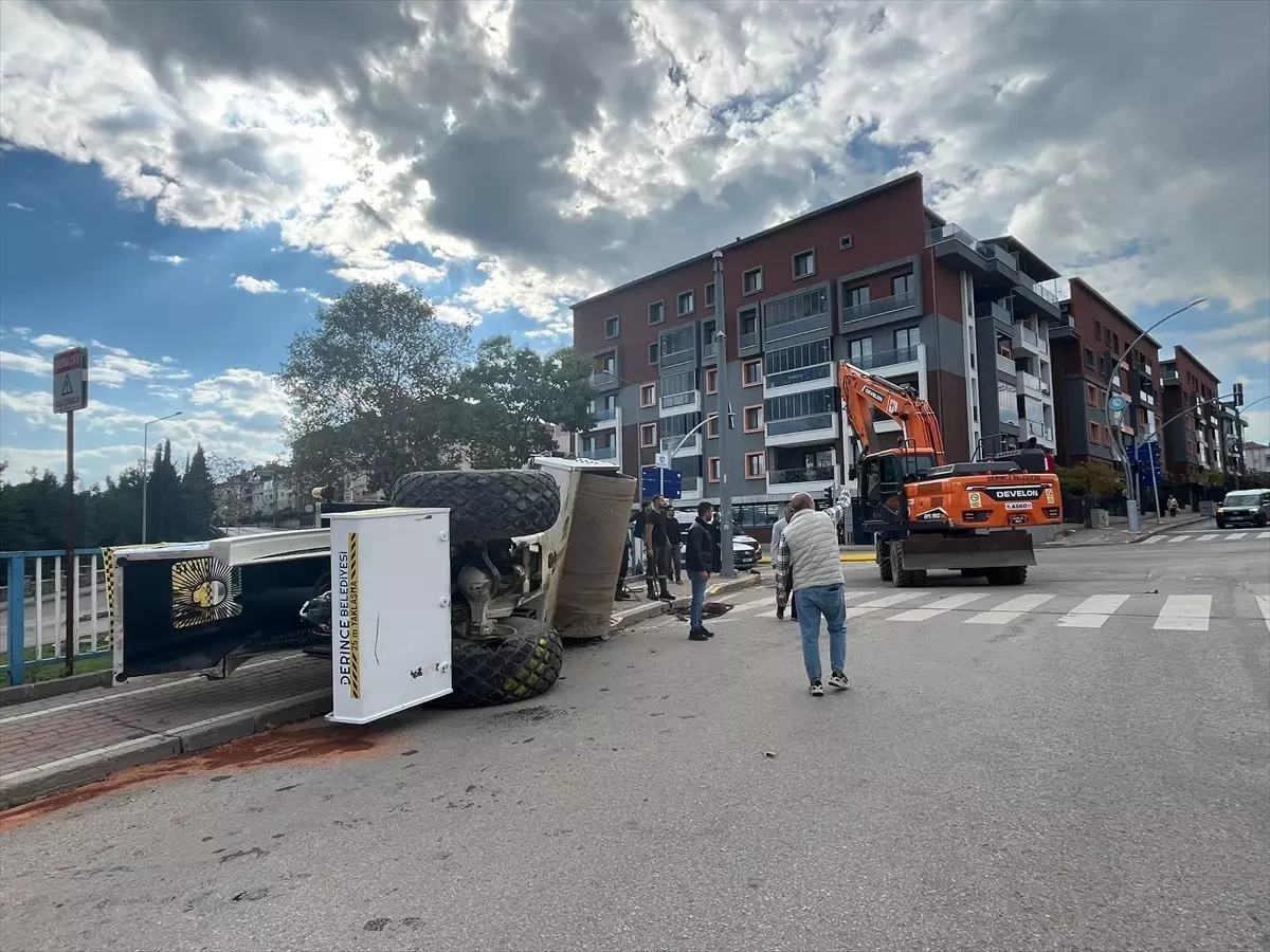 Tırın Üzerindeki İş Makinesi Yola Devrildi