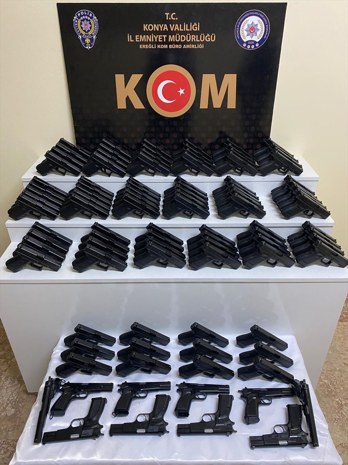 Konya\'da 100 Tabanca Ele Geçirildi
