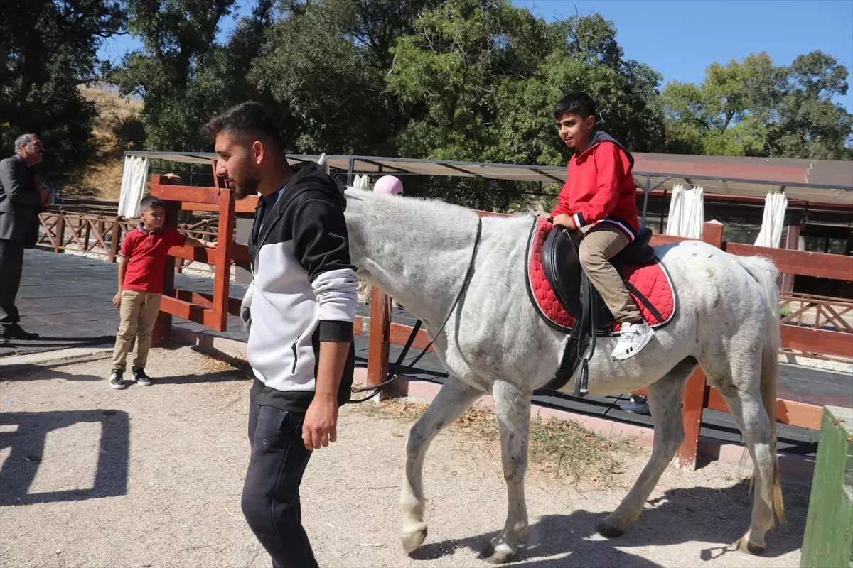 Malatya\'da Çocuklara Vatan ve Bayrak Sevgisi Aşılanıyor