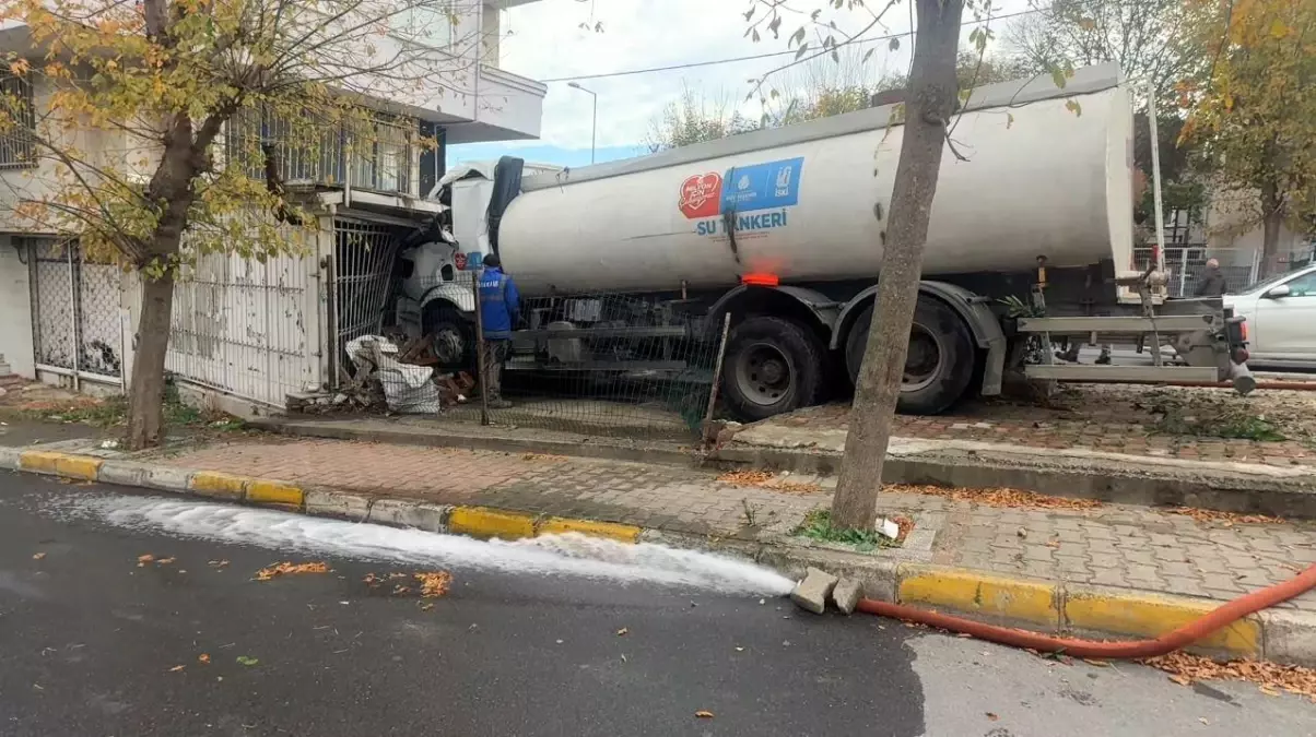 Küçükçekmece\'de Su Tankeri Kaza Yaptı