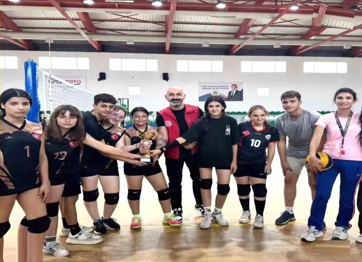 Köşk\'te Voleybol Turnuvası Şampiyonu Ayla Vural Anadolu Lisesi