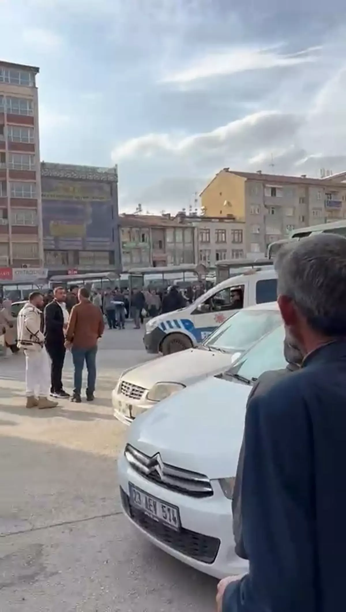 Kavga değil meydan savaşı! Onlarca kişi birbirine girdi